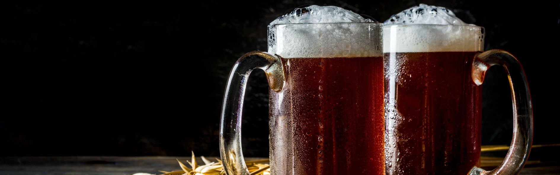 Descubre cómo se hace la cerveza artesanal paso a paso. Conoce los elementos necesarios, los ingredientes clave y consejos para elaborarla.