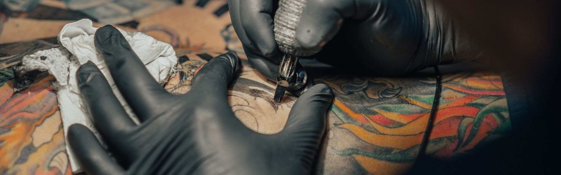Descubre cuánto gana un tatuador, cuantas horas trabaja y que se debe estudiar para serlo
