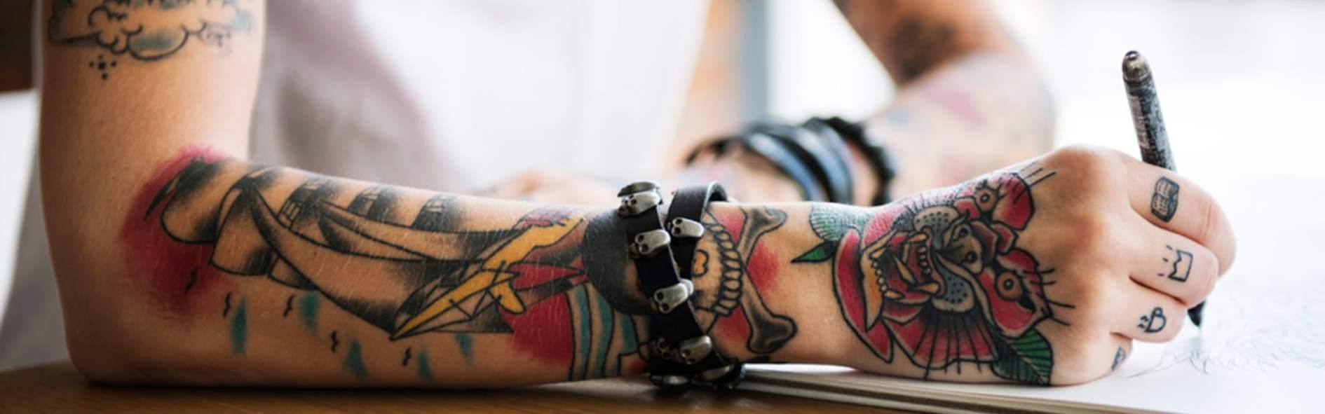 Guía sobre el cuidado del tatuaje recién hecho - Escuela el Gremio