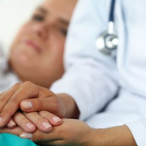 estudiar el curso de cuidados al paciente te especializará para trabajar con enfermos de cáncer